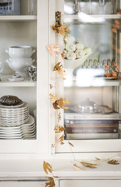 Girlang i mässing med svalor