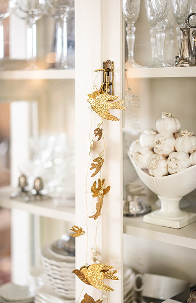 Girlang i mässing med svalor