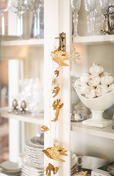 Girlang i mässing med svalor