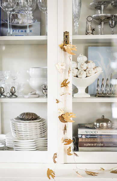 Girlang i mässing med svalor