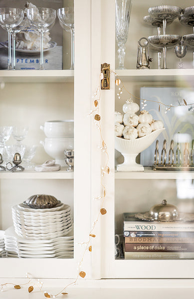 Girlang i mässing med vita bär