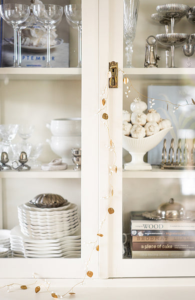 Girlang i mässing med vita bär