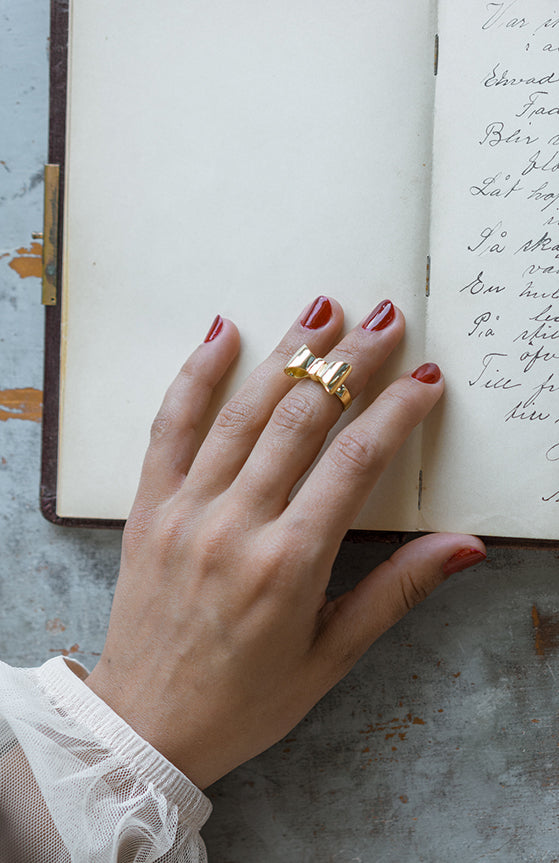 Musubi – fingertoppsring rosett, guld