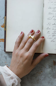 Musubi – fingertoppsring rosett, guld