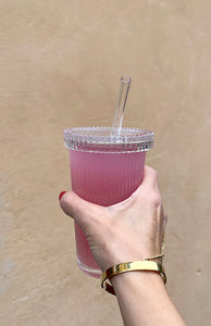 Räfflat drinkglas med lock & sugrör i glas
