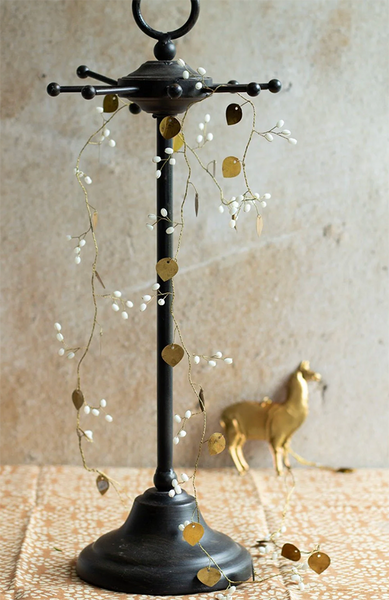 Girlang i mässing med vita bär