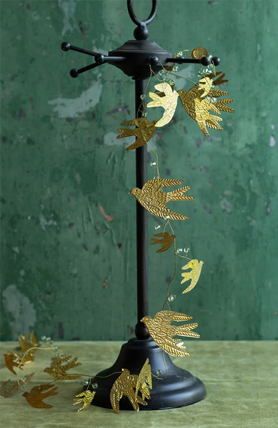 Girlang i mässing med svalor