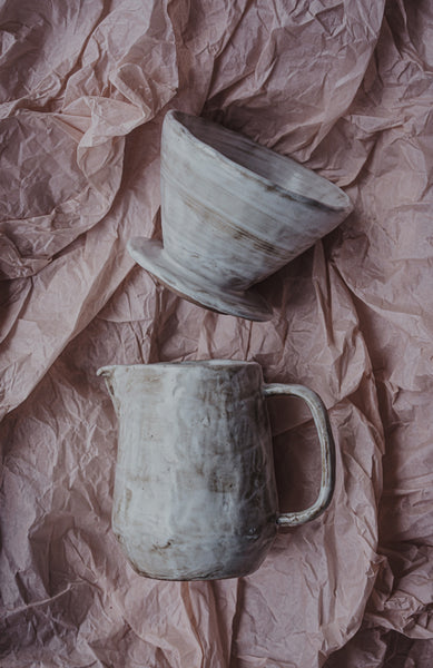 Handgjord keramikkanna och filterhållare