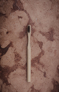Biologiskt nedbrytbar tandborste av trä